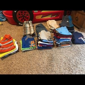 Boys size 4T clothes. See below for more details.