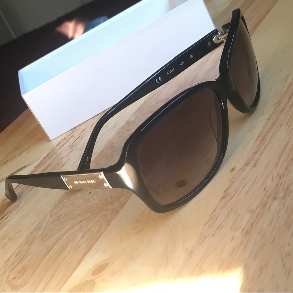 Authentic MICHEAL KORS in mint condition with case
