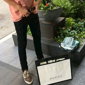 Meet your Posher, Levi