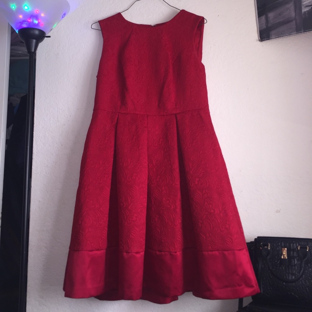 🥀Red dress with embroidered floral design💃🏻