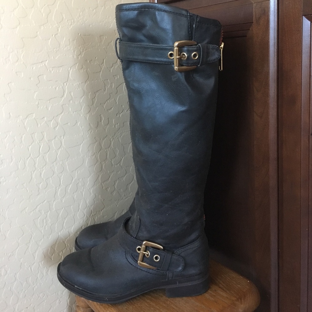 Candies riding boots.