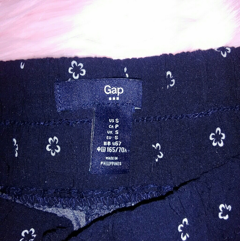 Gap Navy/white Floral shorts