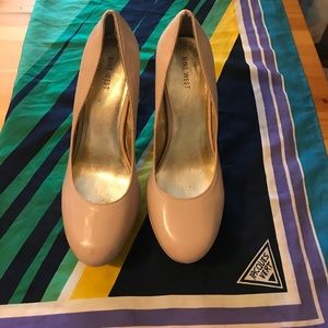 Nine West nude patent leather platform pumps