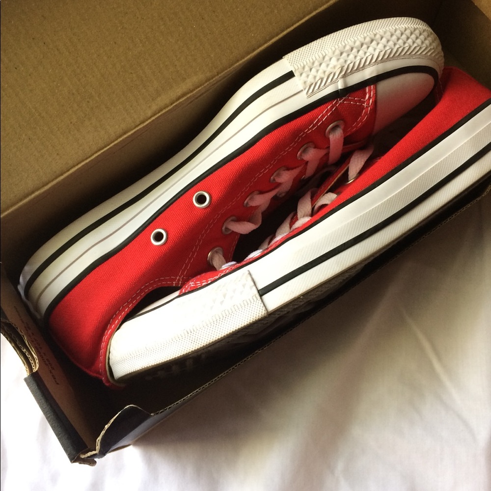 Red low top converse