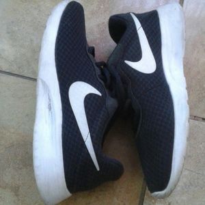 Nike Tanjun Black White Running Sneakers Sz 7.5
