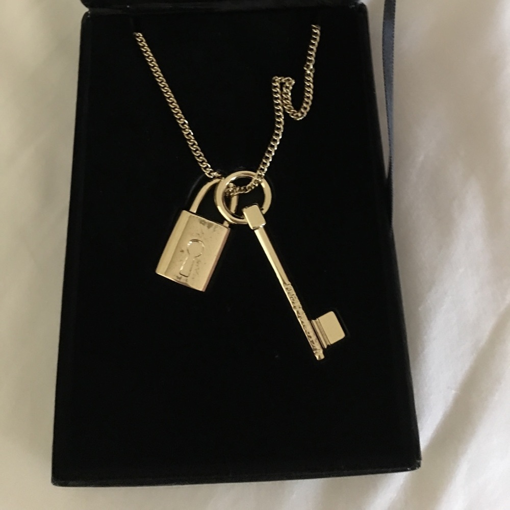 PREOWNED VICTORIA's SECRET LOCK & KEY NECKLACE