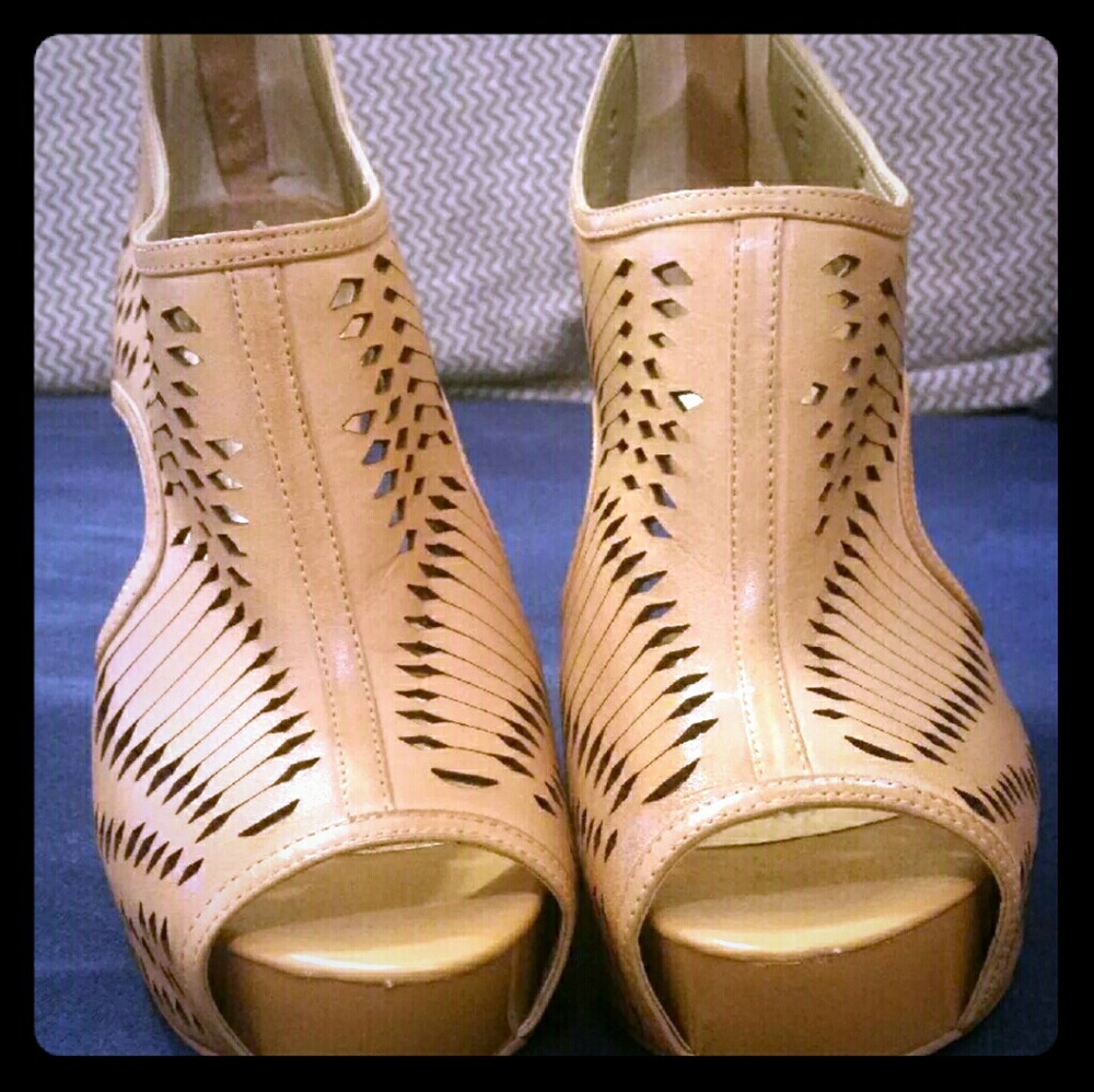 Carlos Santana platform pumps