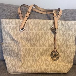 Michael Kors Jet Set Logo Tote Michael Kors Jet Set Logo Tote