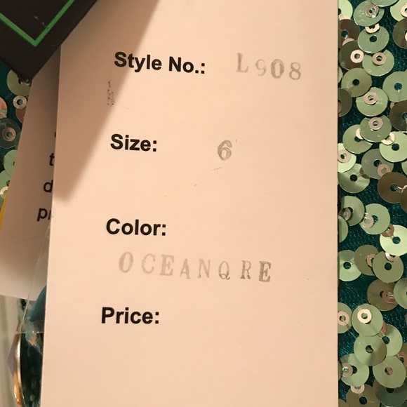 Short sparkly dress! - Picture 3 of 5