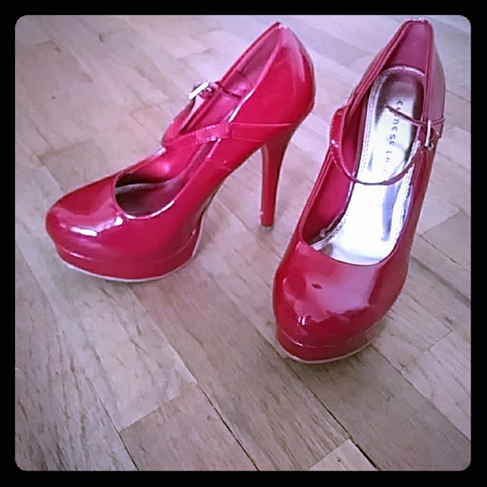 Red 3.5" platform pumps