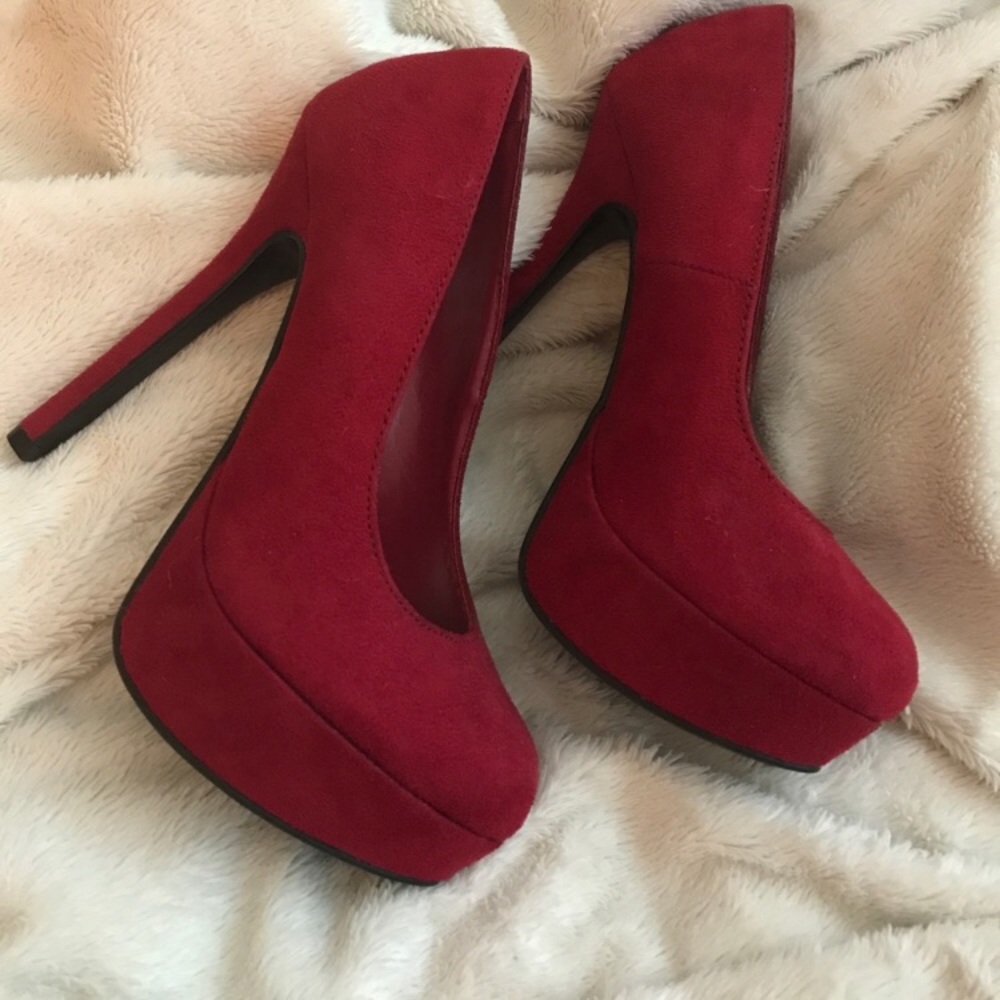 Brash red plaform pumps