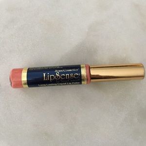 Lipsense in "Luv It"