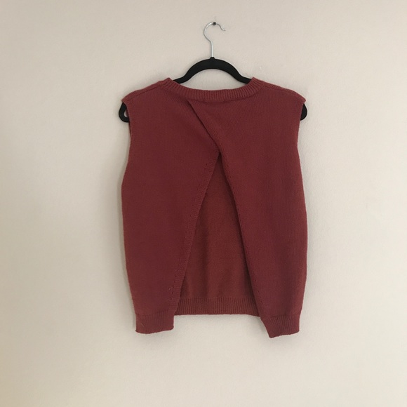 Open back sleeveless sweater. - Picture 4 of 4