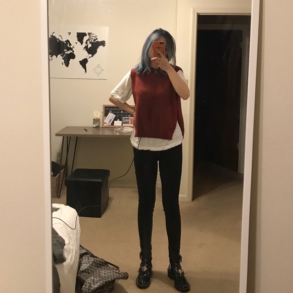 Open back sleeveless sweater. - Picture 2 of 4