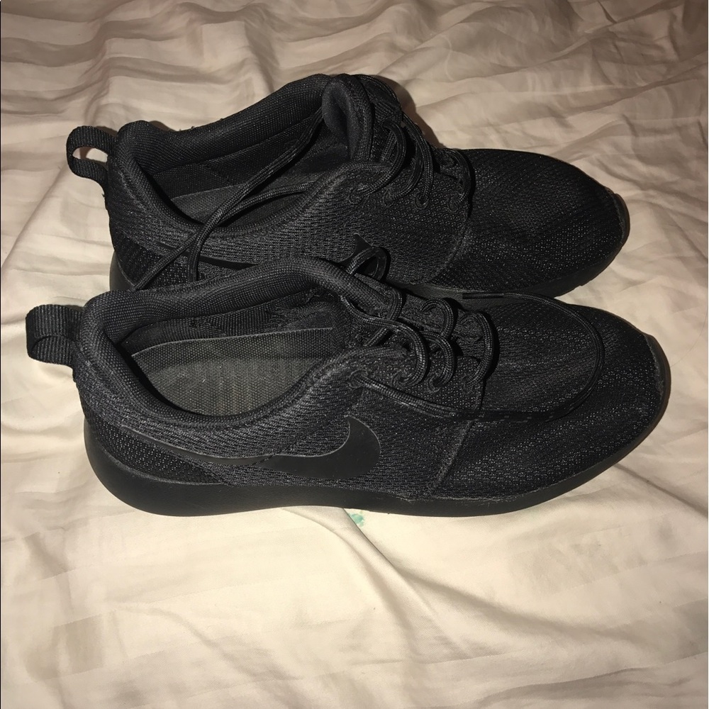 All black Nike roshes