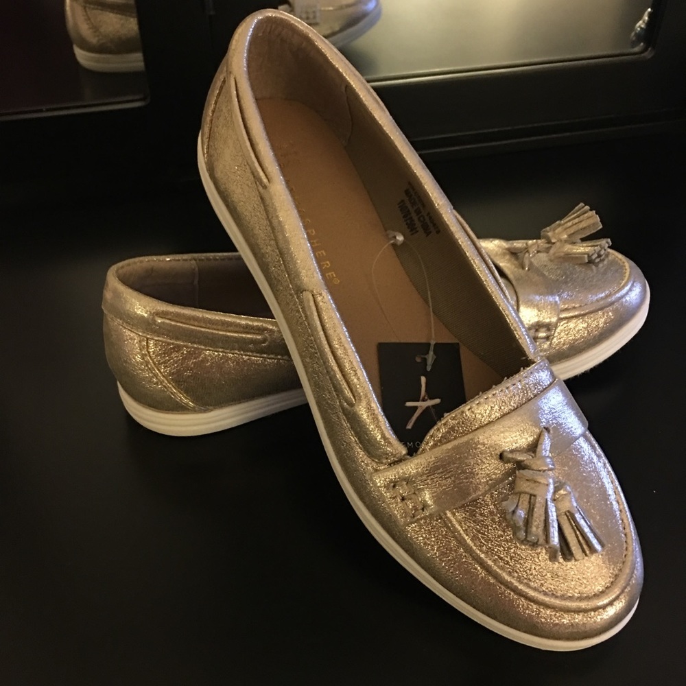 Gold boat shoes
