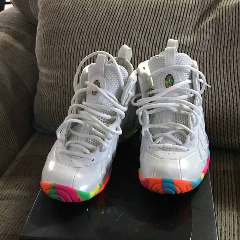 A pair of Nike Little Posite One (GS) 5.5 Youth