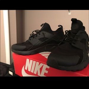 TRIPLE BLACK HUARACHES