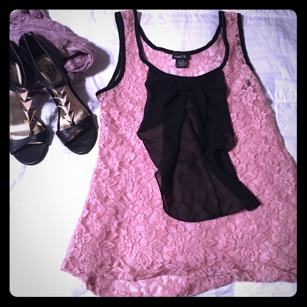 Beautiful bow tank top! 👚🎀