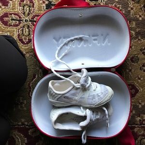 Kids Infinity Cheer shoes with case