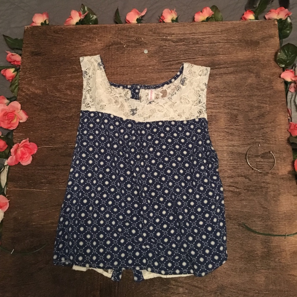 Semi-crop blue and lace vintage top