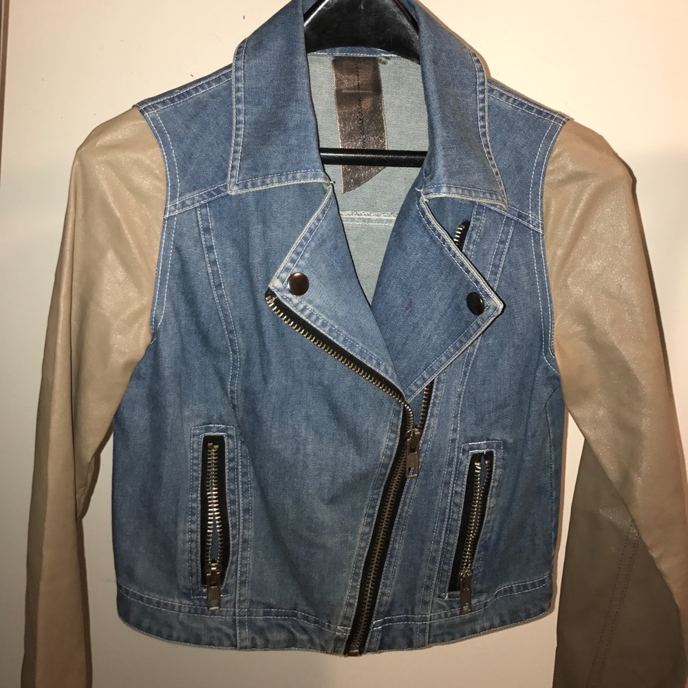 Stylish jean jacket w the perfect leather sleeves