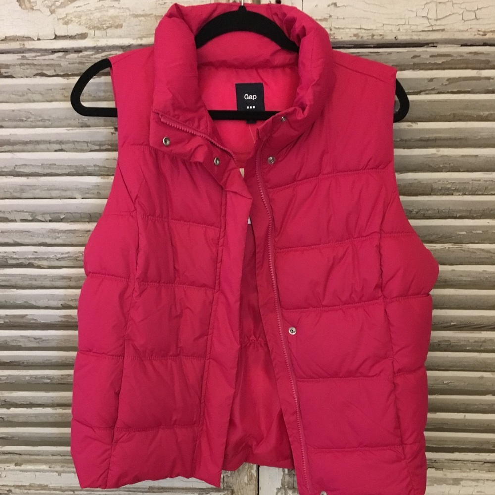 NWT Gap Pink puffy vest. Brand New! Women's XL