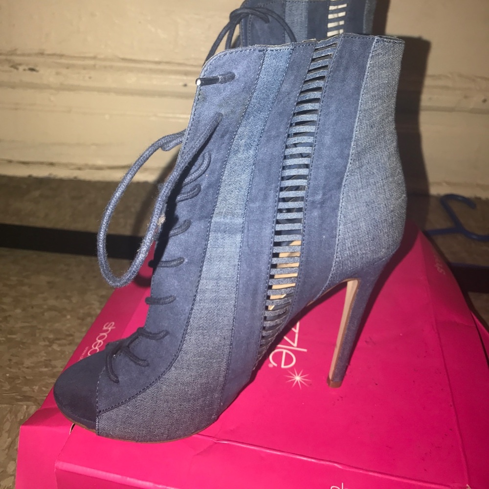 Beautiful blue woman pump