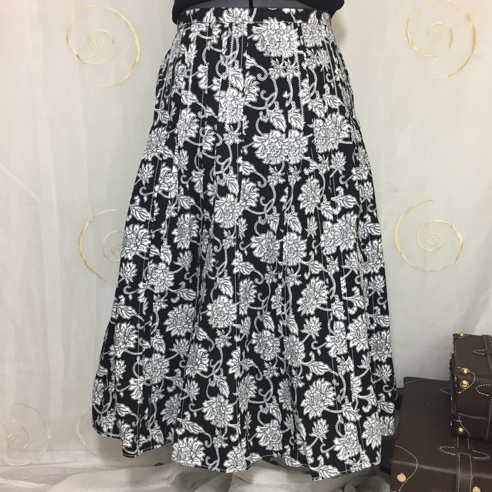 Casual Chic Liz Claiborne Skirt