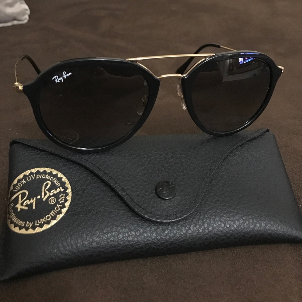 Ray-Ban 4253 in black gold with gray gradient lens
