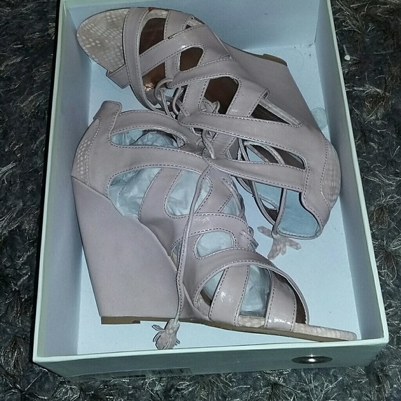 Brand new nude open toe lace up wedge never worn - Picture 4 of 4
