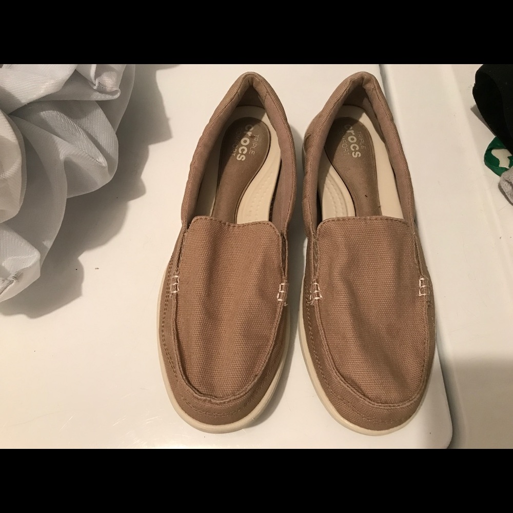 Tan crocs