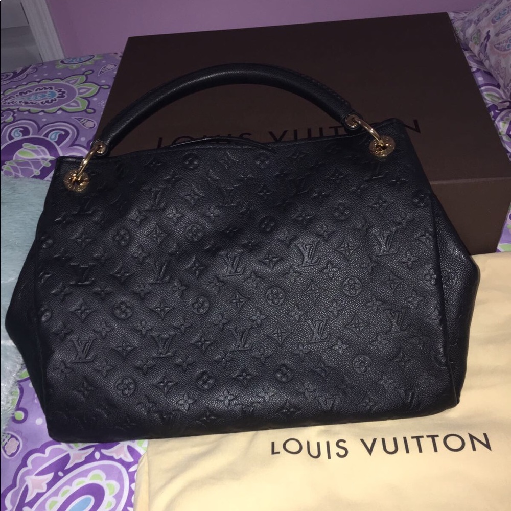 Louis Vuitton Monogram Artsy MM bag