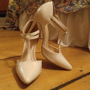 *Classy vintage looking heels*