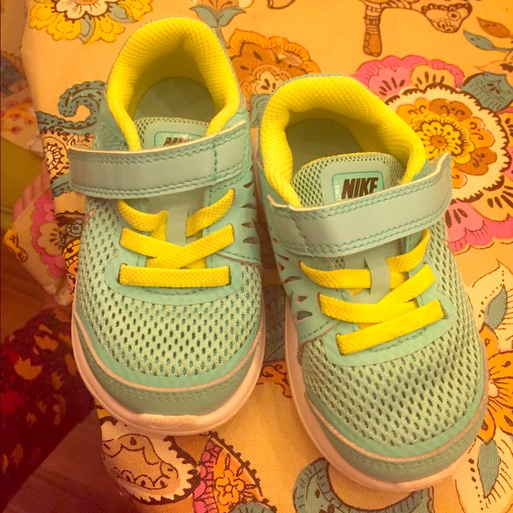 Toddler Nike Size 6 tennis Shoe