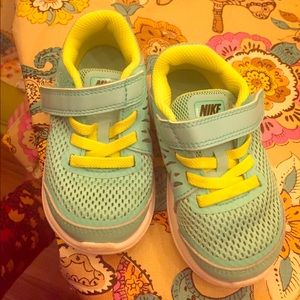 Toddler Nike Size 6 tennis Shoe