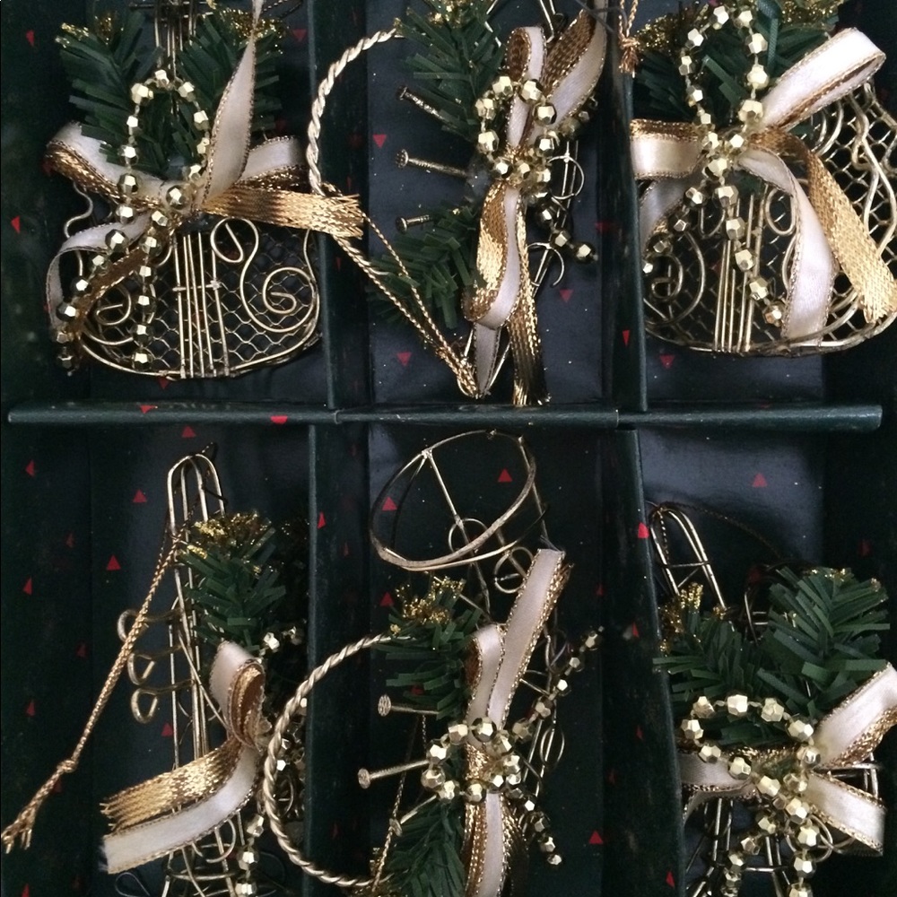 Beautiful Ornaments to decorate Christmas tree