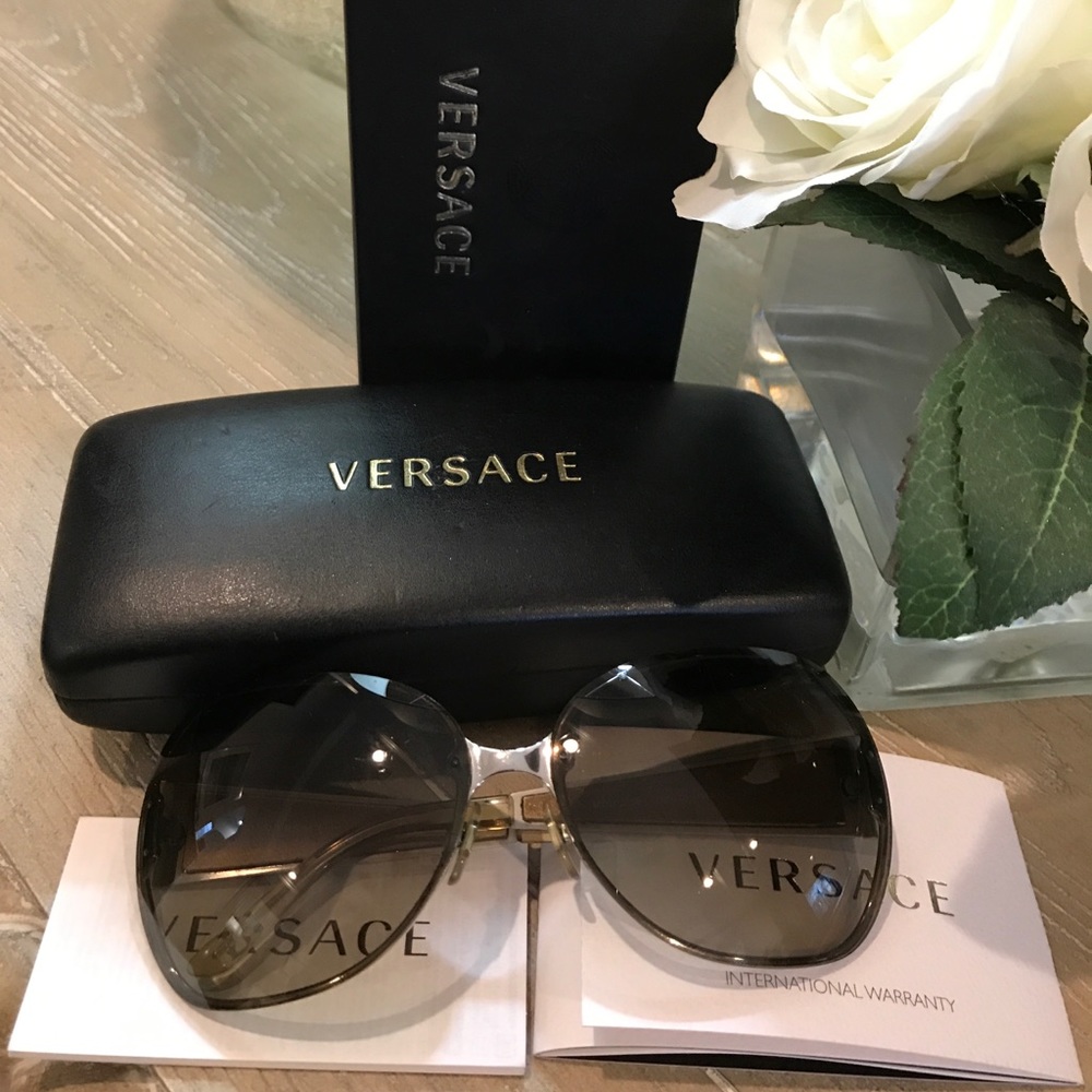 Versace sunglasses 😎