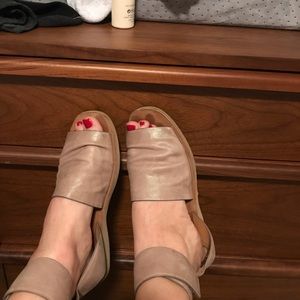 Gorgeous timeless Vince flat sandals