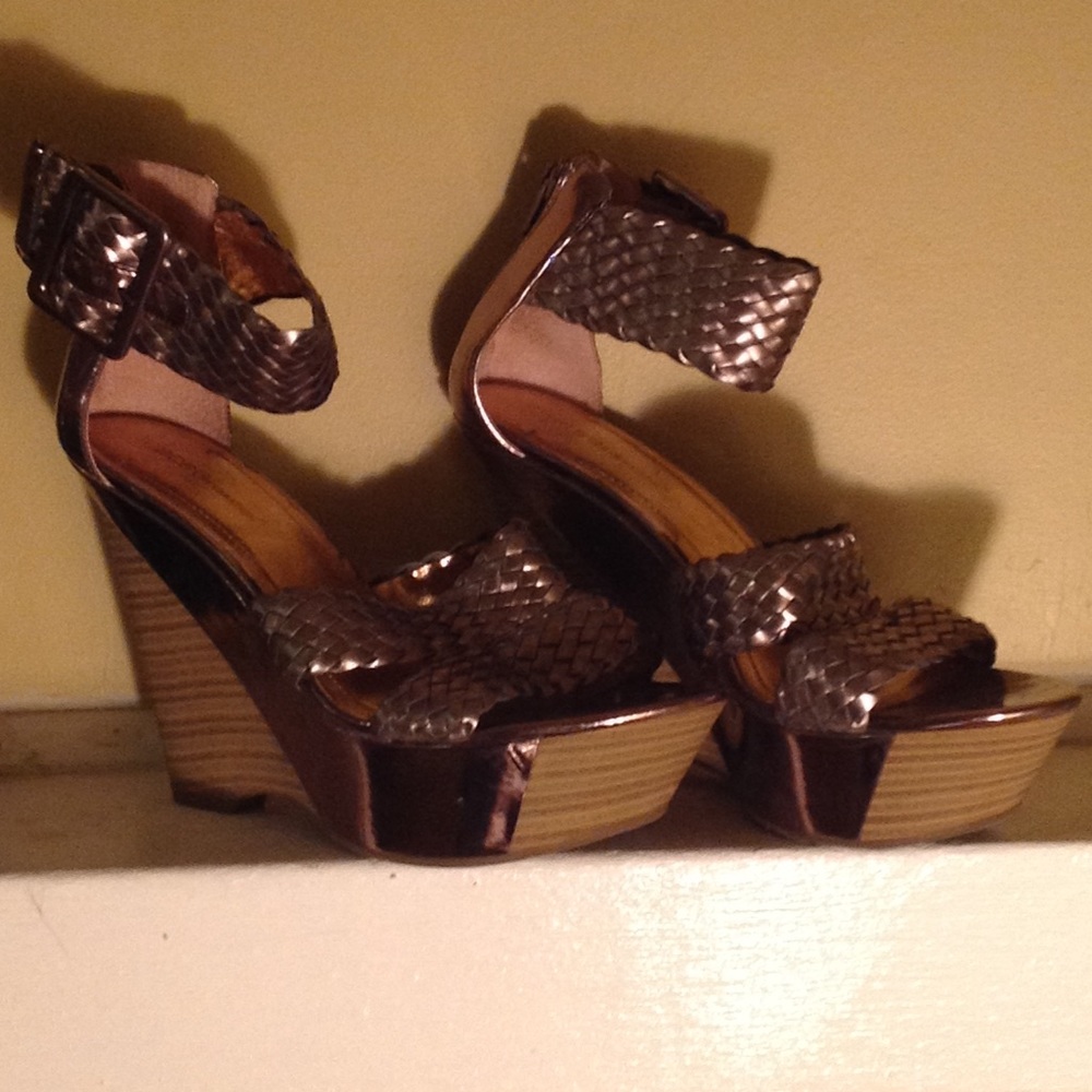 Bronze/gold wedges
