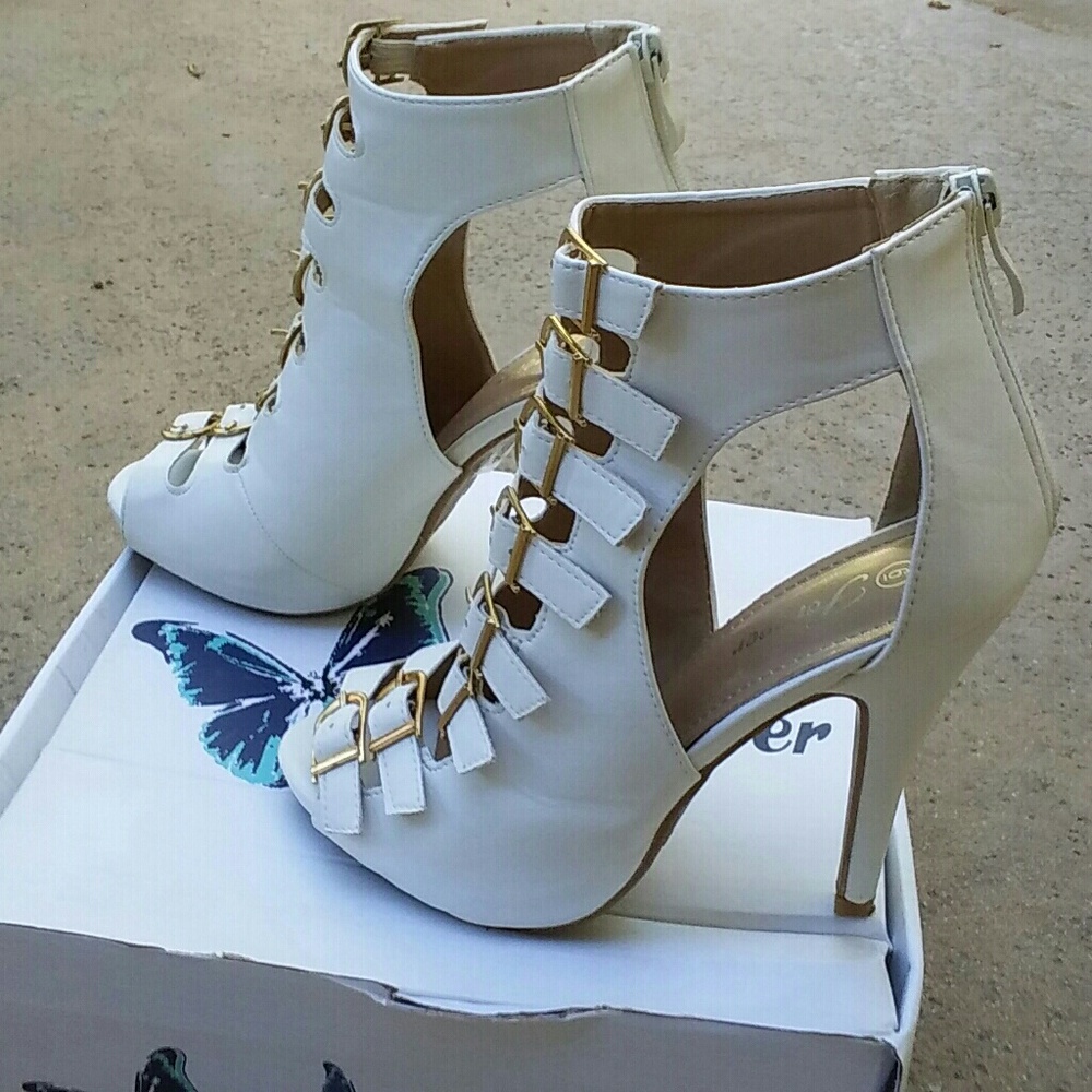Sexy 8 buckle white vegan leather stiletto's