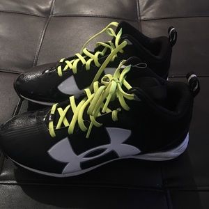 Youth football cleats