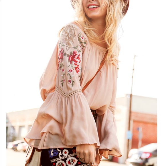 Savannah's Stunning Embroidered Top 💙Host Pic - Picture 3 of 5