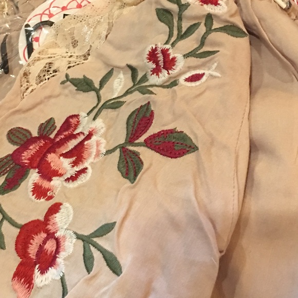 Savannah's Stunning Embroidered Top 💙Host Pic - Picture 5 of 5