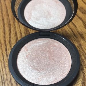 Becca x Jaclyn Hill Highlighter