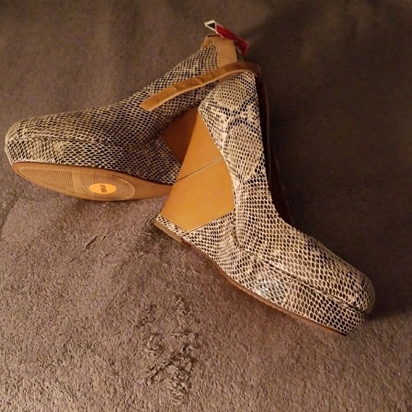B. Makowsky Snakeskin Wooden Wedges New! - Picture 2 of 6