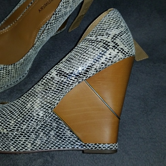 B. Makowsky Snakeskin Wooden Wedges New! - Picture 3 of 6