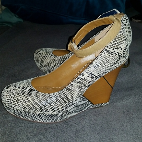 B. Makowsky Snakeskin Wooden Wedges New! - Picture 4 of 6