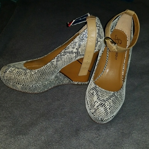 B. Makowsky Snakeskin Wooden Wedges New! - Picture 5 of 6