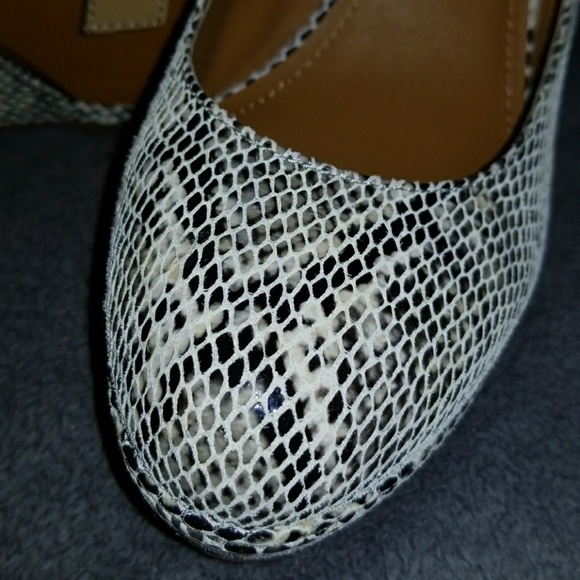 B. Makowsky Snakeskin Wooden Wedges New! - Picture 6 of 6